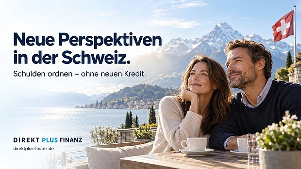 Direkt Plus Finanz Erfahrungen Schweiz: Paar blickt auf Bergsee mit Schweizer Flagge – Schulden ordnen ohne neuen Kredit